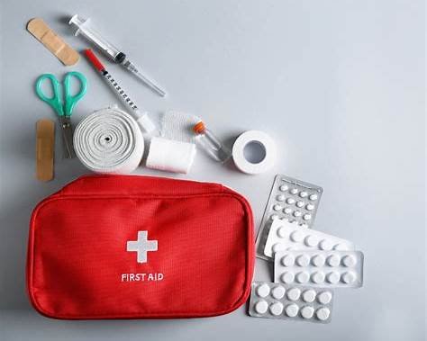 Kit de primeros auxilios con vendajes, gasas y material básico